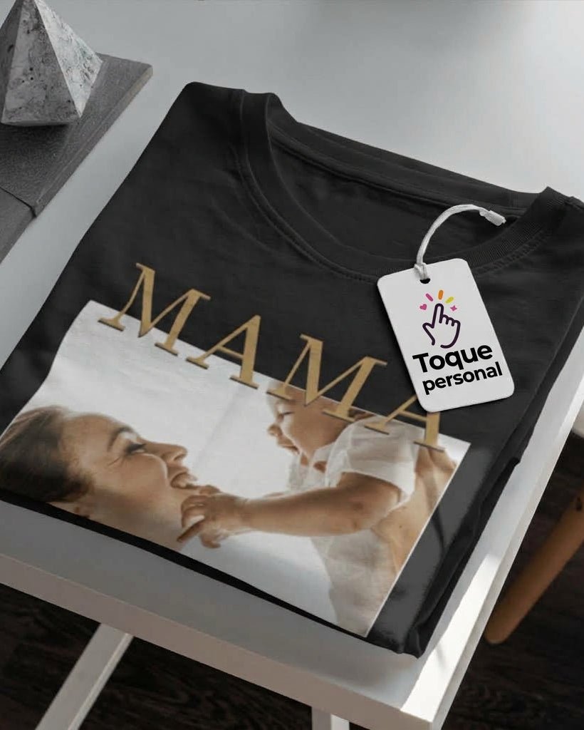 👩‍👧✨ Remera “Mamá en Dorado” – Personalizá con su foto