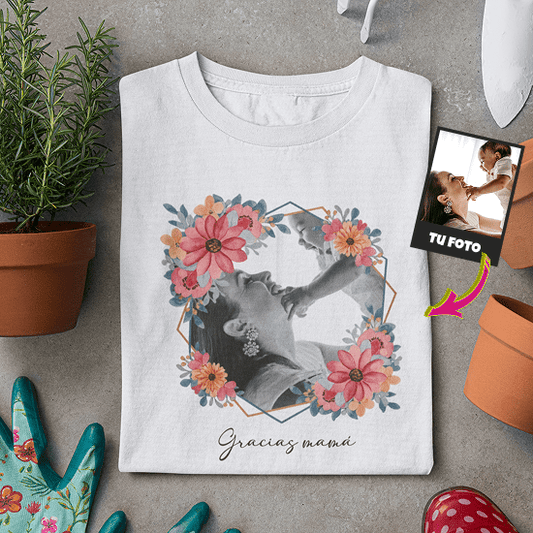 💐👩‍👧 Remera Marco Floral con Foto de Mamá | Personalizá la foto de mamá y el nombre