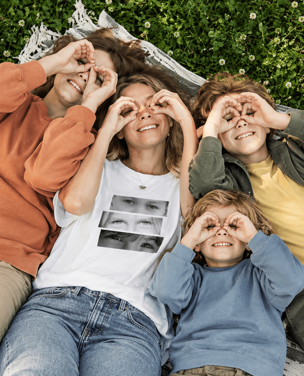 Remera blanca personalizada para mamá con los ojos de sus hijos en franjas