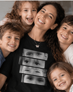 Remera negra personalizada para mamá con los ojos de sus cuatro hijos en blanco y negro