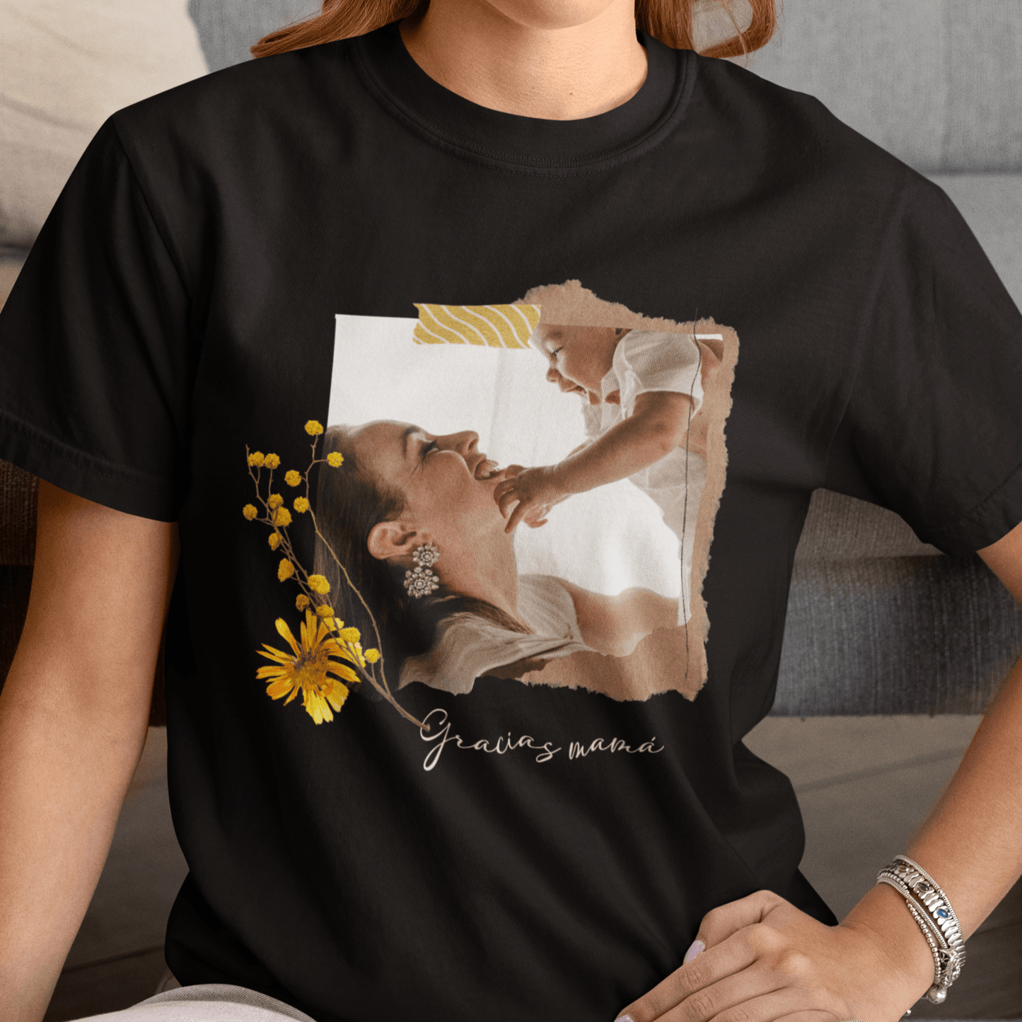💐👩‍👧 Remera Marco Floral con Foto de Mamá | Personalizá la foto de mamá y el nombre