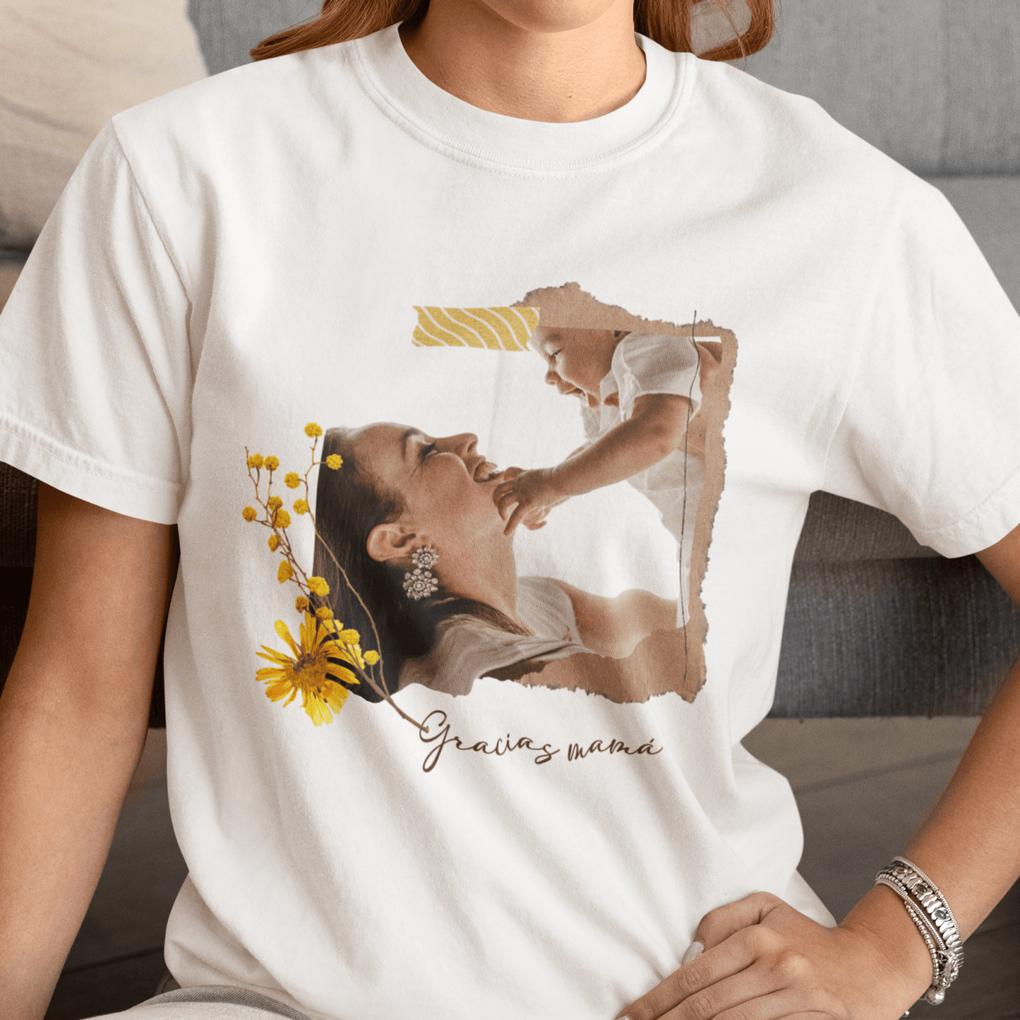 💐👩‍👧 Remera Marco Floral con Foto de Mamá | Personalizá la foto de mamá y el nombre