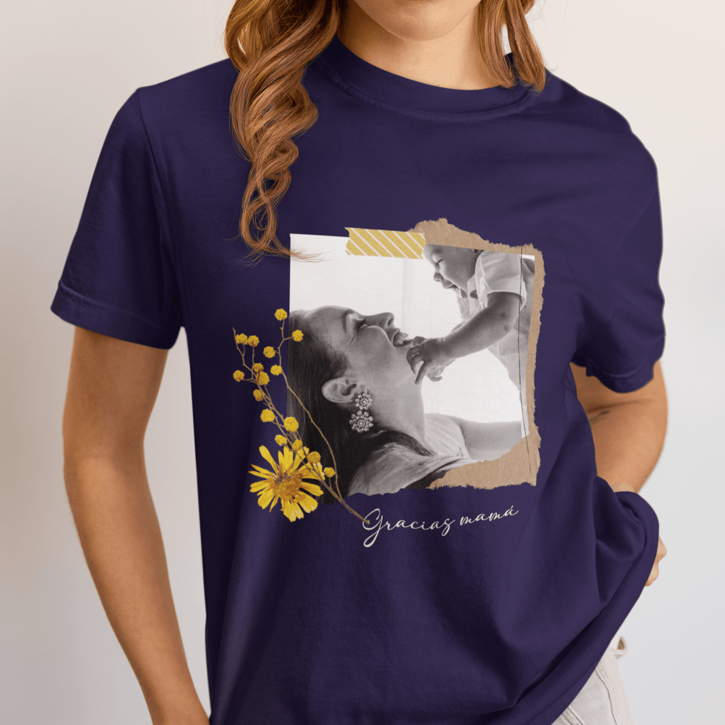 💐👩‍👧 Remera Marco Floral con Foto de Mamá | Personalizá la foto de mamá y el nombre
