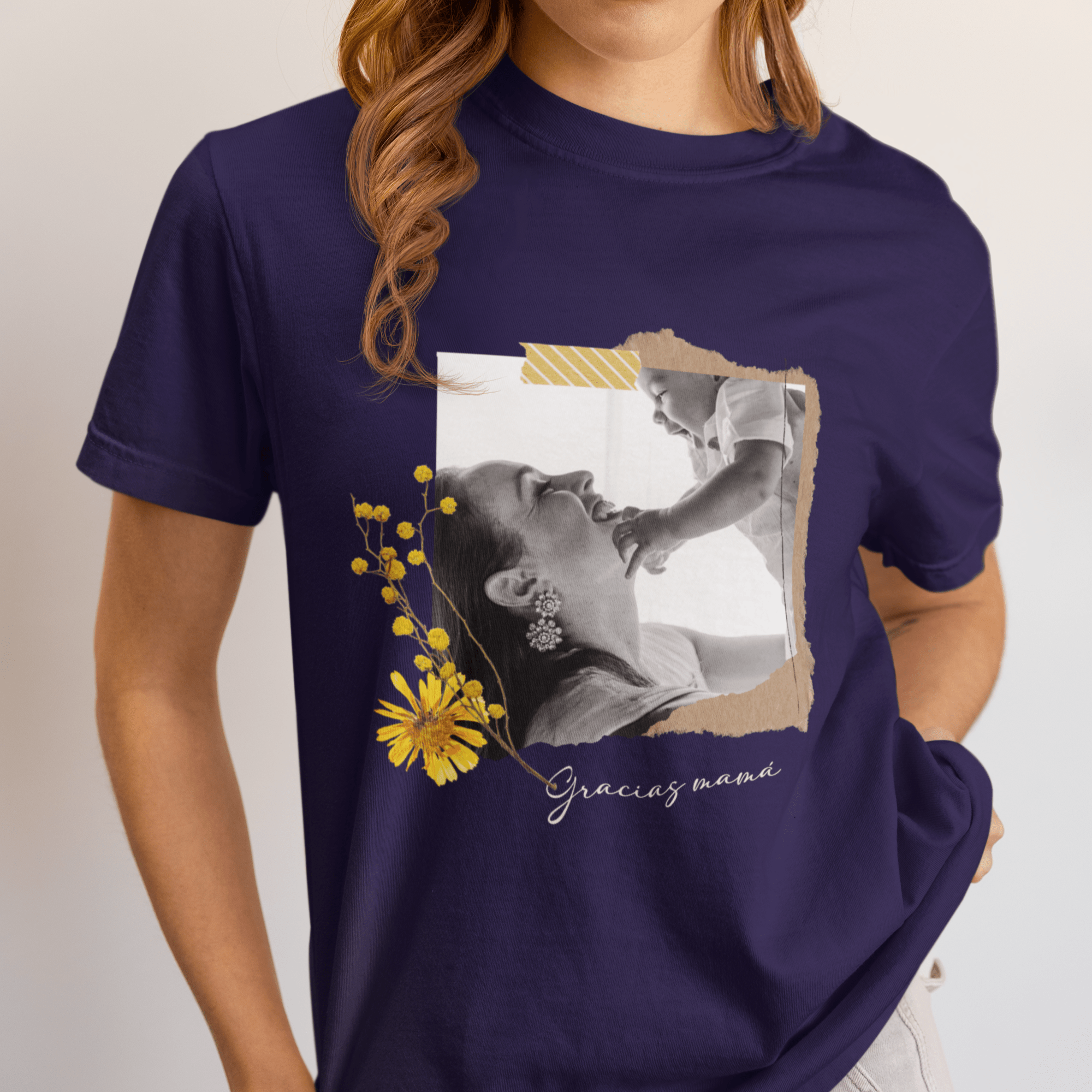 💐👩‍👧 Remera Marco Floral con Foto de Mamá | Personalizá la foto de mamá y el nombre