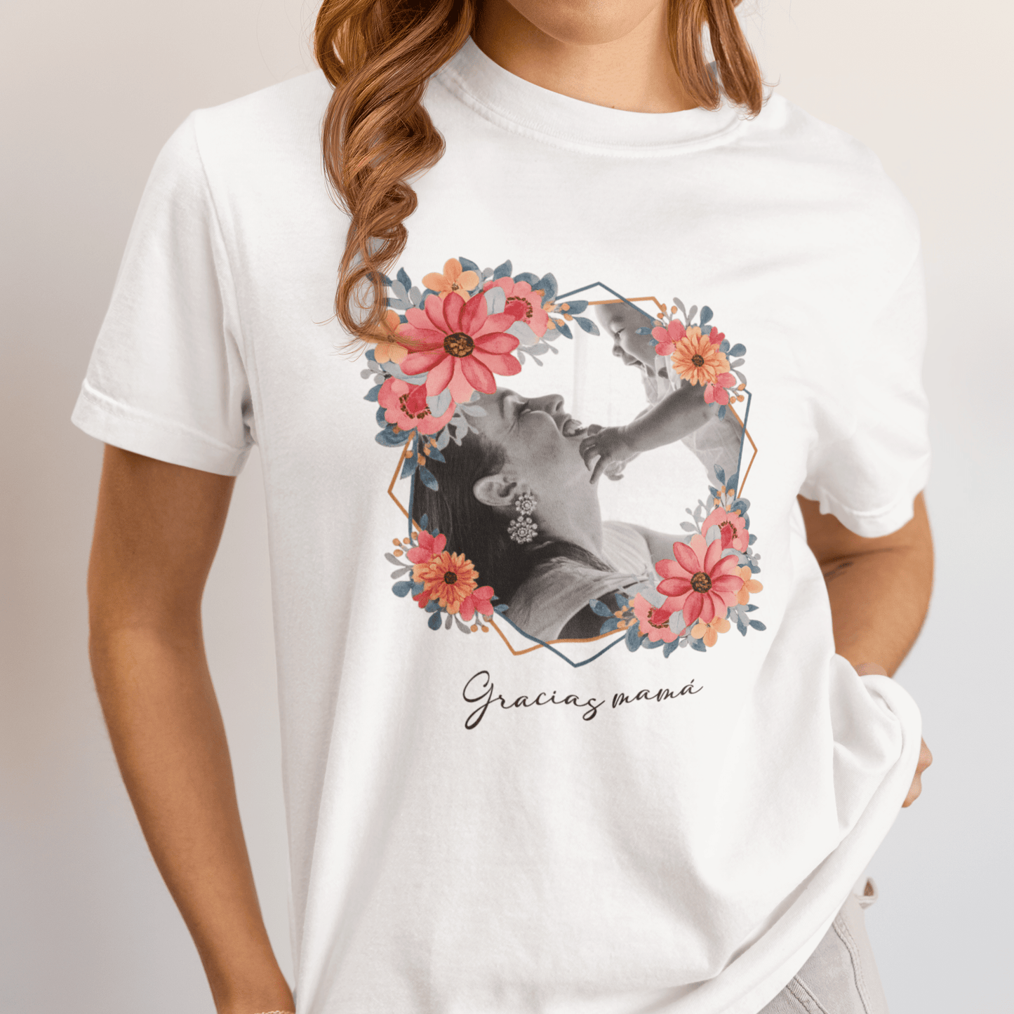 💐👩‍👧 Remera Marco Floral con Foto de Mamá | Personalizá la foto de mamá y el nombre